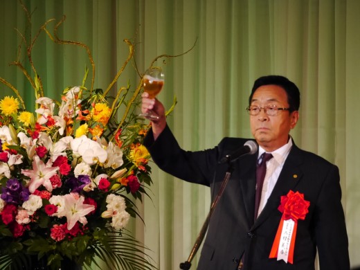 JU広島の二村義春会長・理事長が力強く乾杯の発声を行った
