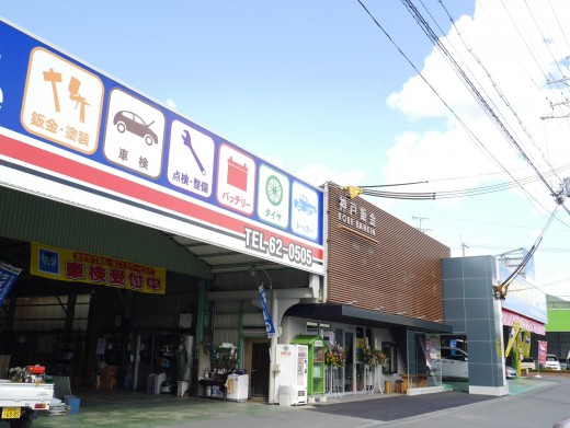 間口が広く、道路を挟んだ向かい側にも中古車展示場を持つ