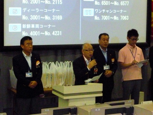 挨拶に立つ澤田稔理事長