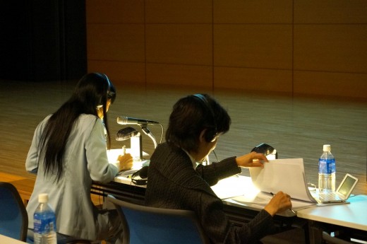 セミナーは同時通訳で３ヶ国語に翻訳された