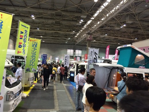 多数の来場客で館内は賑わった