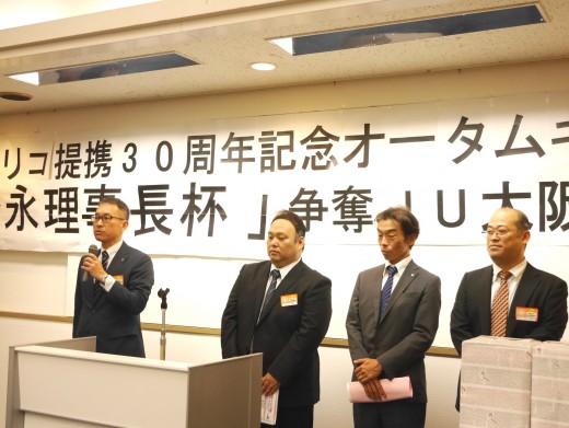 吉野崇文・前大阪東支店長と大阪３支店長が挨拶