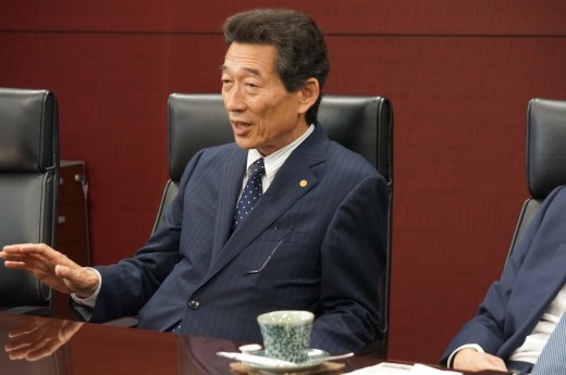 記者会見で、海津博会長