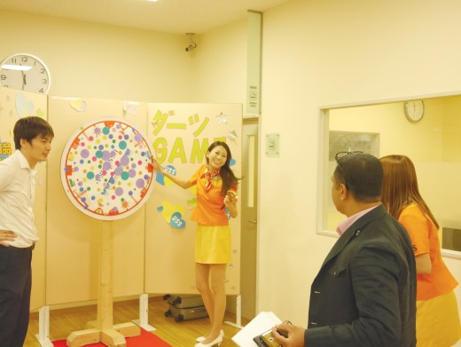 豪華賞品が当たるダーツゲームは来場会員に人気