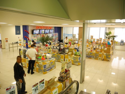 会場１階ではアビヅによるパーツ即売会を開催