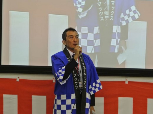 挨拶に立つ村瀨会場長