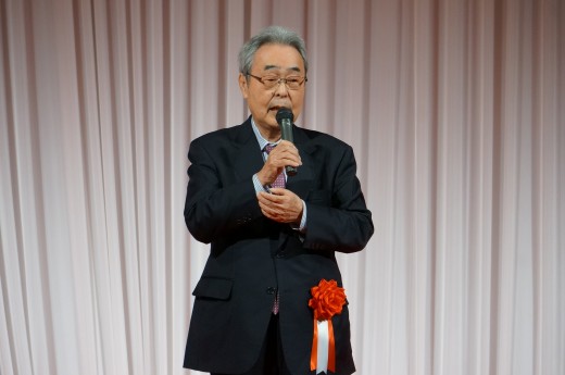 乾杯挨拶に立つシーエーエー鈴木章郎取締役最高顧問
