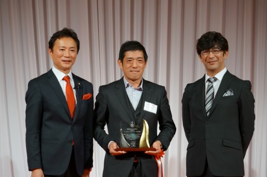 オリコン社より顧客満足度ランキング第１位表彰を受けるカーフィールド宍倉秀文社長