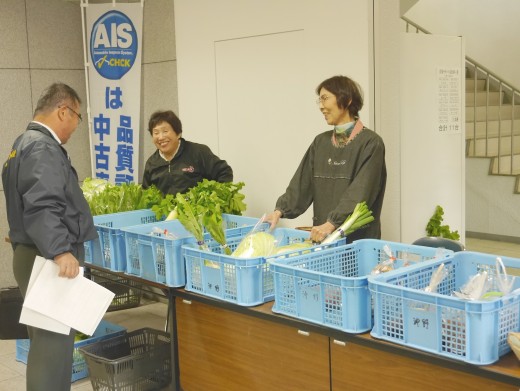 地元の新鮮な野菜・果物が並ぶ「朝市」も来場会員を楽しませている