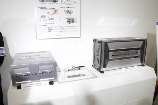 FCスタックの新旧比較。右FCXクラリティ用・左FCVコンセプト用