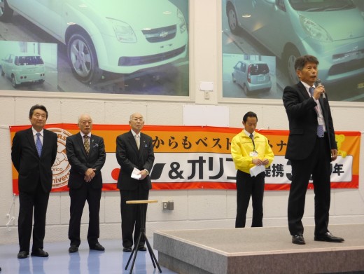 山口理事長（写真右）が会員の絶大なる協力に謝辞を述べた