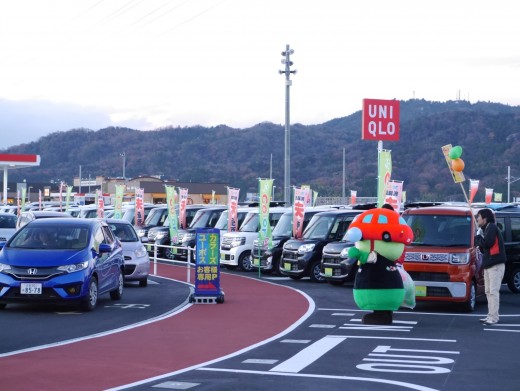 オープン当日、イオンタウン湖南内の進入路は大混雑