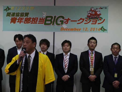 挨拶に立つ宮崎理事長