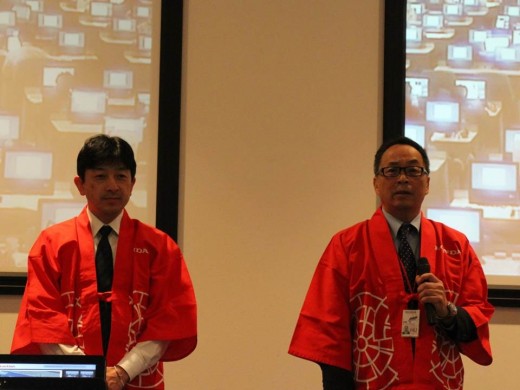 東京会場で挨拶に立つ高橋常務（右）と山瀬会場長（左）