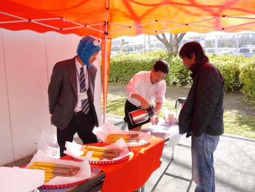 温かいホットチョコレートとチュロスで来場会員をもてなした