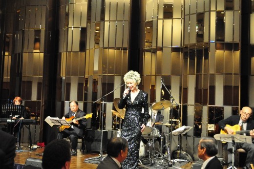生バンドの演奏が催され会場を大いに盛り上げた