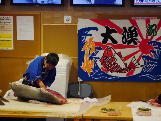 黒門市場「魚丸商店」の職人による解体