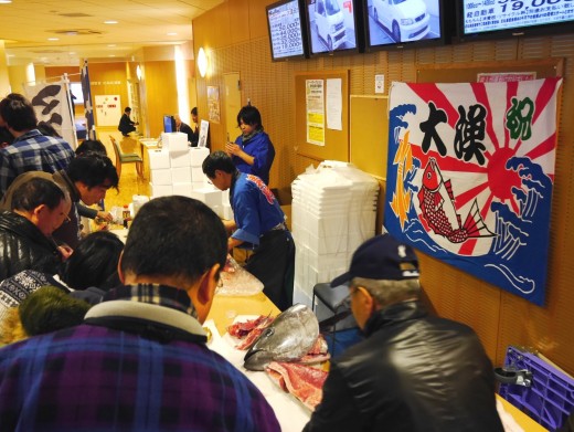 解体された切り身は販売のほか、会員に振る舞われた
