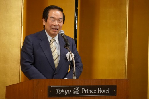 祝辞を述べる自民党中古車議員連盟額賀福志郎会長