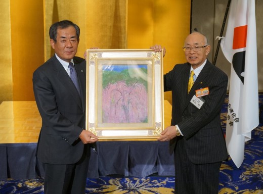 オリコ齋藤雅之社長（左）から澤田会長（右）に提携３０周年記念品が贈呈された