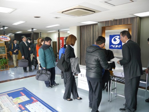 セミナー開始前の受付には長い行列が出来た