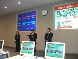 セレモニーで挨拶に立つ、高木康弘チーフ（写真中央）