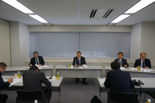 記者の質問に応じる櫻井会長