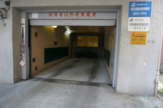 専用エレベーターで車両は各フロアへ