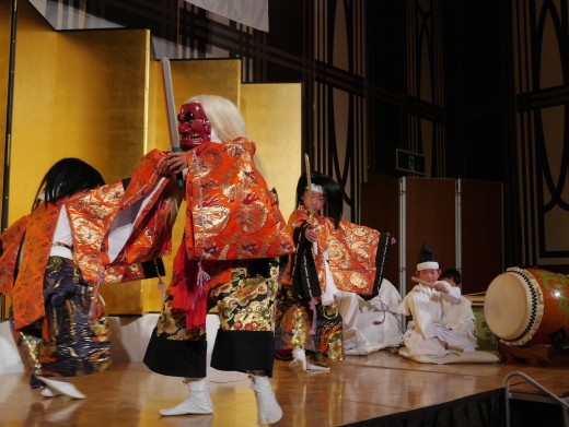 祝賀会の余興として登場した「庄内子供神楽」