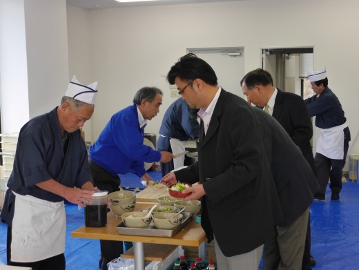 無料で出雲そばを振る舞い、会員の列が絶えなかった