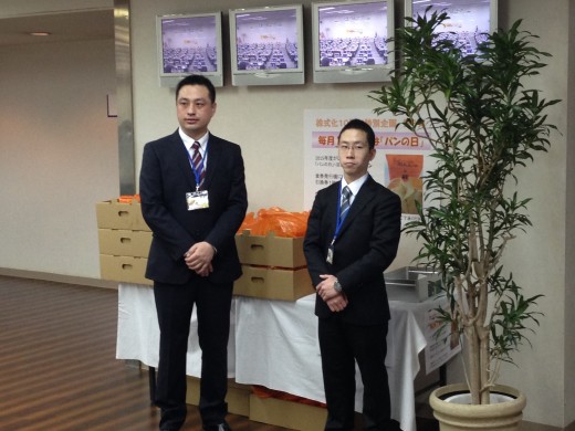 新入社員の伊藤さん（写真右）と劉さん（写真左）