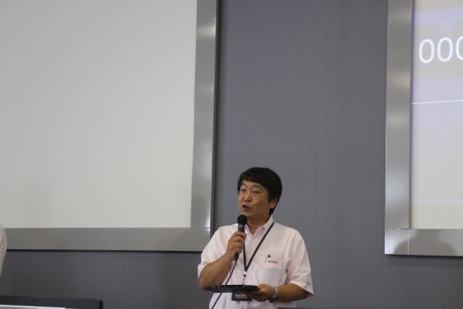 挨拶に立つ堀内会場長