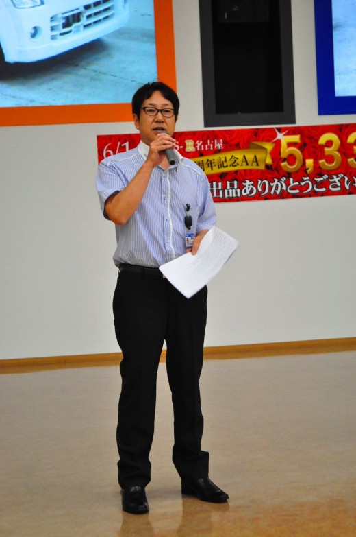 挨拶に立つ新美幸夫会場長