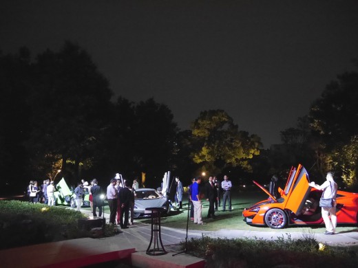 夜の芝生庭園に３台のマクラーレン車が並ぶ景色は壮観