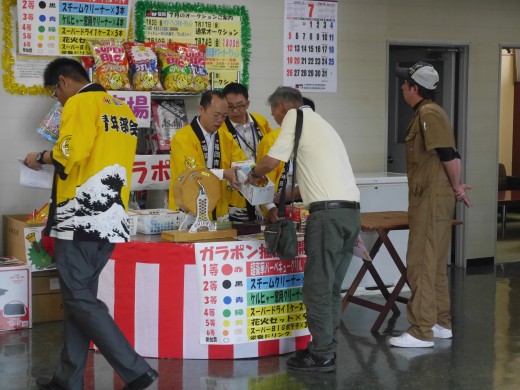 来場抽選会も青年部会が運営