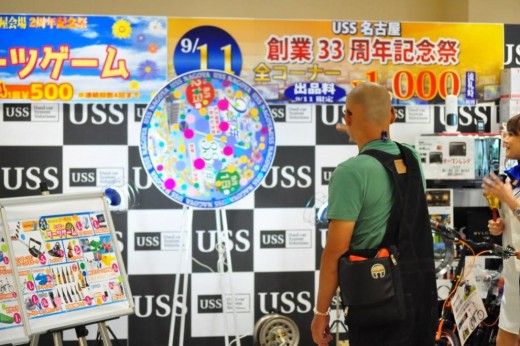 ダーツゲームで賑わう会場の様子