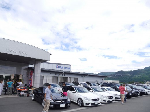 晴天の中、多数の来場者が集まり、活気に包まれた