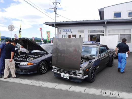 会場前には往年の名車がずらりと並んだ