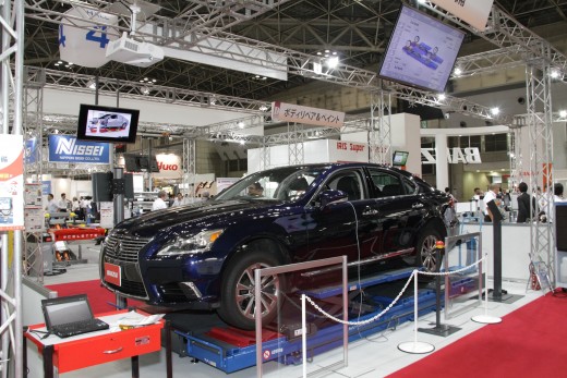 オートサービスショー２０１５の同社ブースで出品された独・ＭＡＨＡ社製「ドライビングテストベンチ」