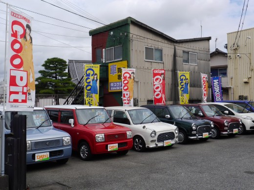 お手頃価格の軽乗用車が並ぶ