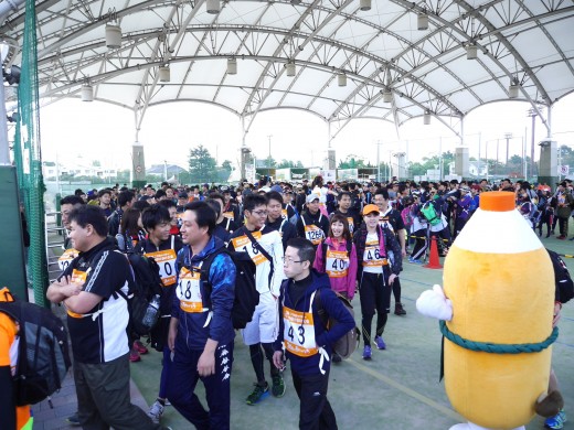 碧南市臨海公園をスタートし歩き出す参加者