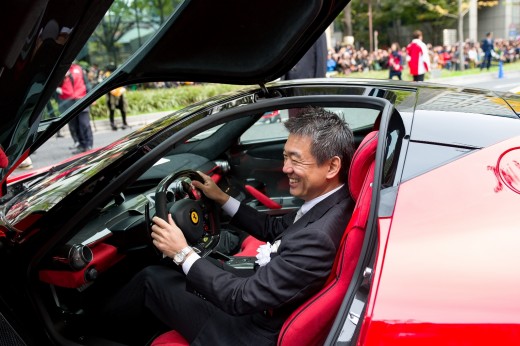 橋下市長もフェラーリのコックピットに乗り込んだ