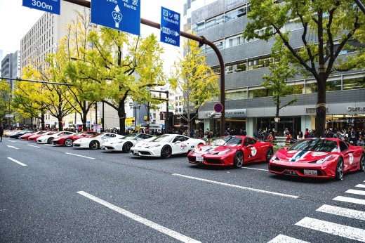 御堂筋を封鎖して並べられたフェラーリの車列は圧巻