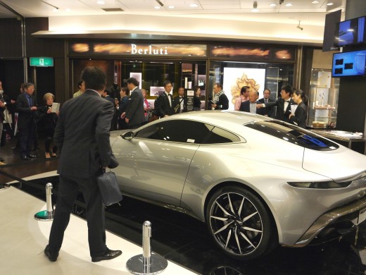 阪急ＭＥＮ’Ｓ　ＯＳＡＫＡの１階に展示