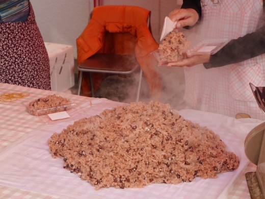 炊きたての赤飯を振る舞った