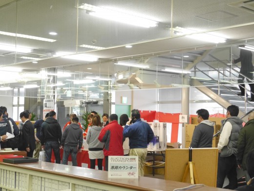 会場玄関付近には長蛇の列が出来た