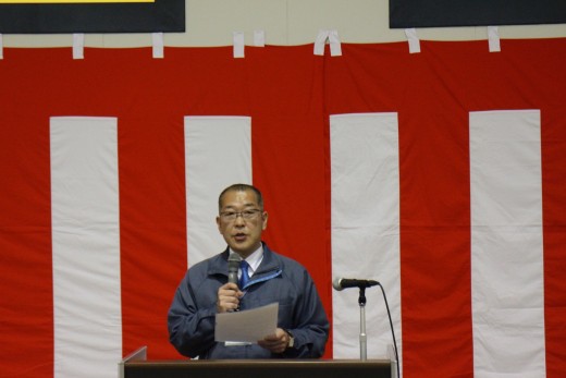 挨拶に立つ水野会場長