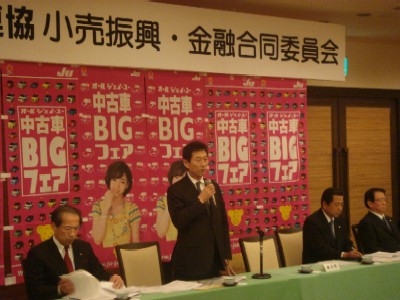 挨拶に立つ海津会長