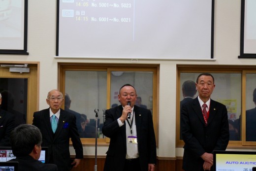 挨拶に立つ石山理事長