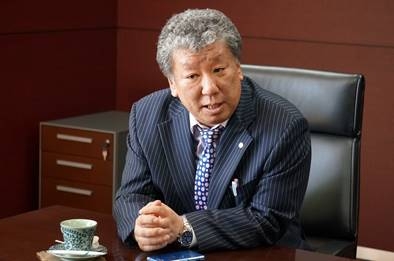 記者会見で、鷹林社長